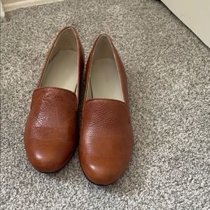 LL Bean Signature women’s Brown Leather Loafers Sz 6.5 slip on .75” heel